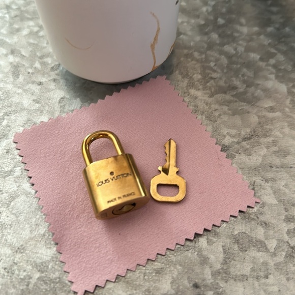 LV Lock & Key 320 - Picture 7 of 8